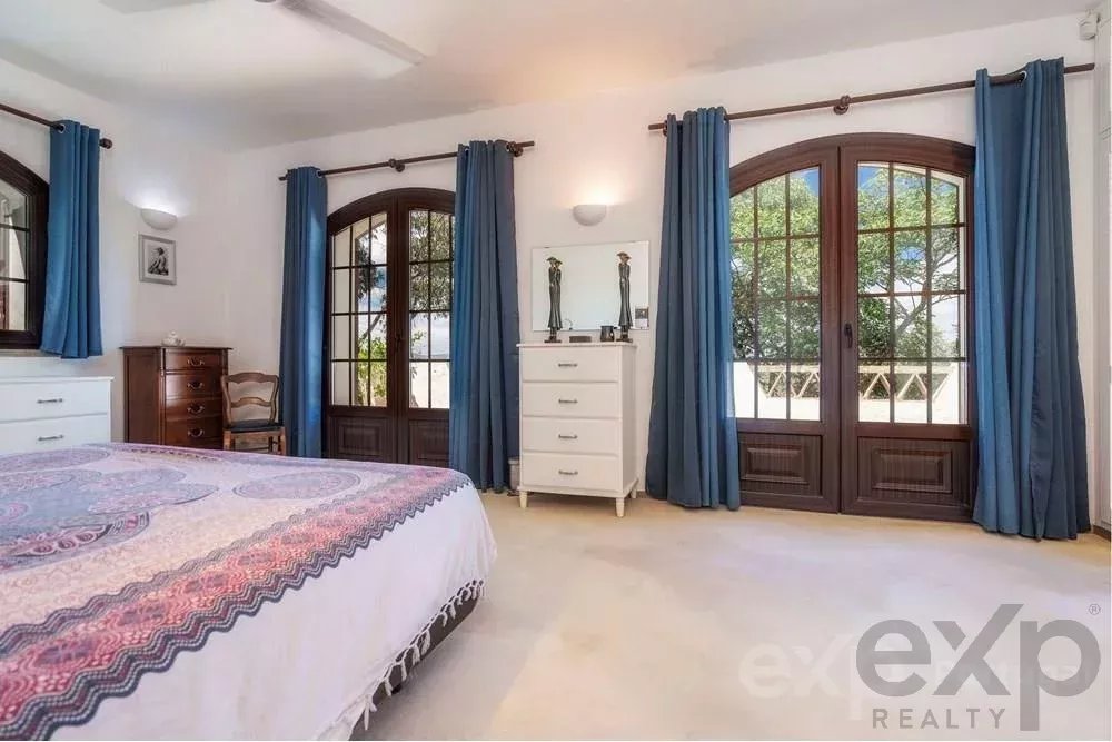 Magnificent property with pool and sea view