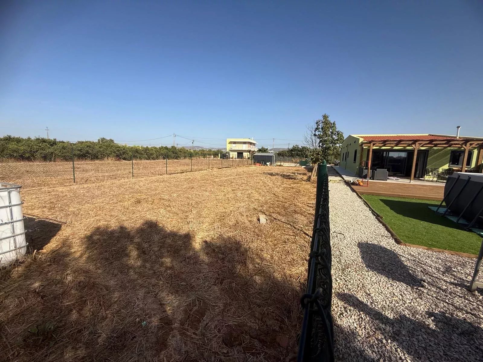 Villa individuelle en Algarve, rénovée en 2023. 4 chambres, 2 salles de bain, 108 m² sur un terrain de 1.100 m². Permis d’agrandissement jusqu’à 300 m². Jardin orienté au sud, piscine, à proximité de l’aéroport de Faro. Idéale pour Airbnb ou pour y vivre en famille.