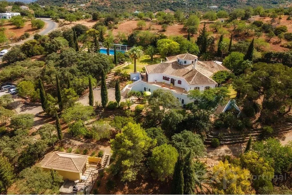 Magnificent property with pool and sea view