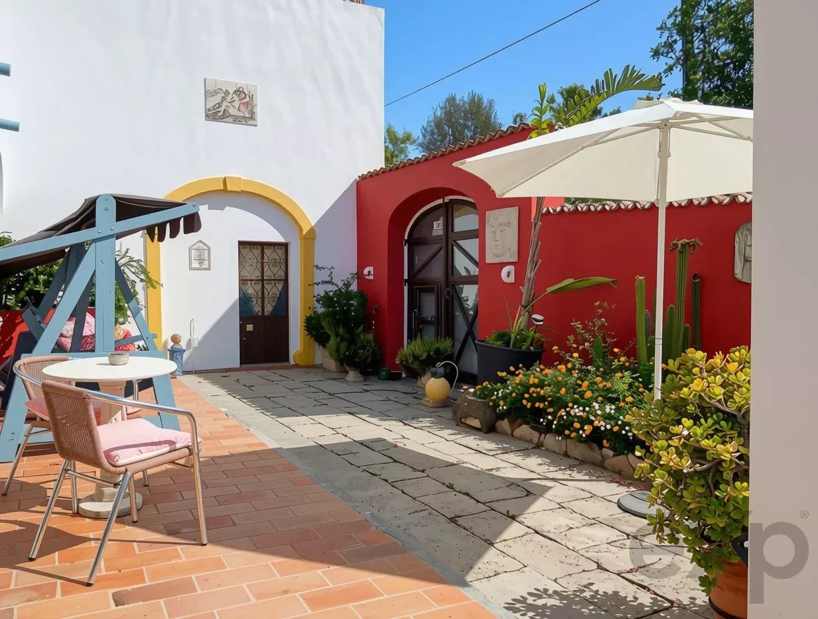 Exclusive property with five independent units and investment potential