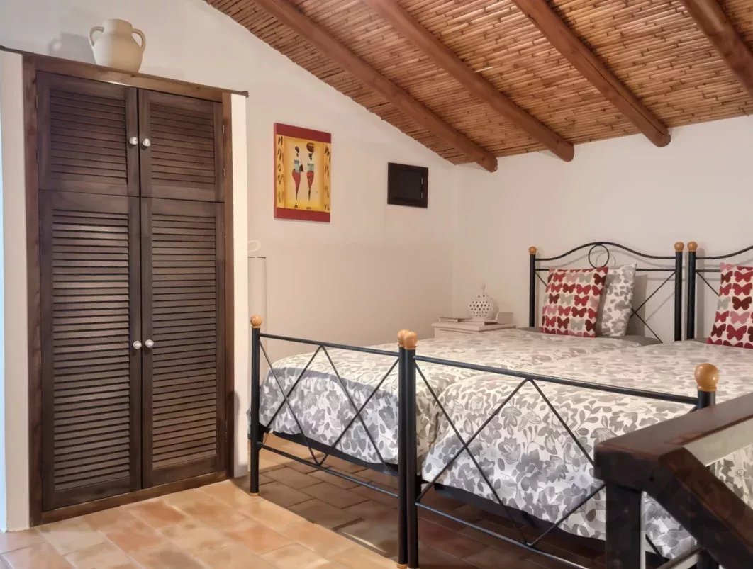 Exclusive property with five independent units and investment potential