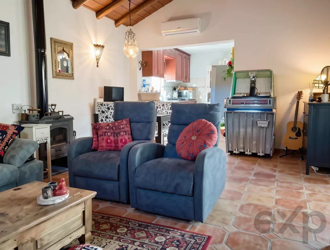 Exclusive property with five independent units and investment potential