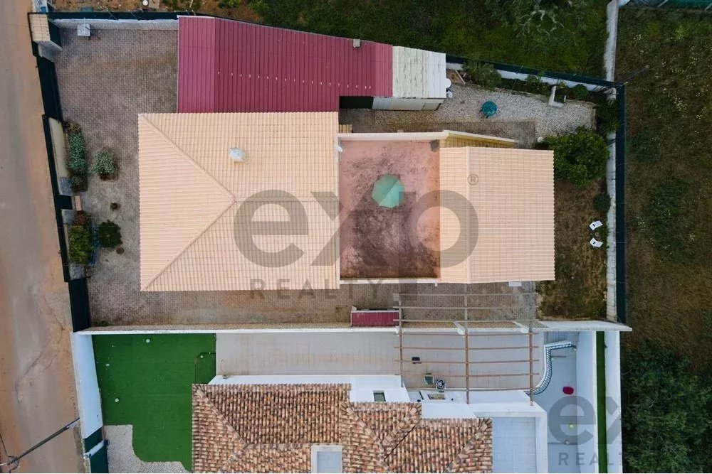 “Moradia isolada de 3 quartos com jardim, estacionamento coberto, vista para o campo, perto da N125 e comércio.”