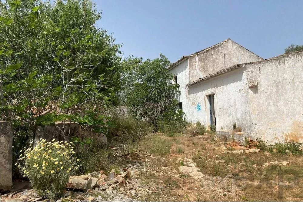 Terrain mixte rustique/urbain avec ruines à vendre dans le district de Faro