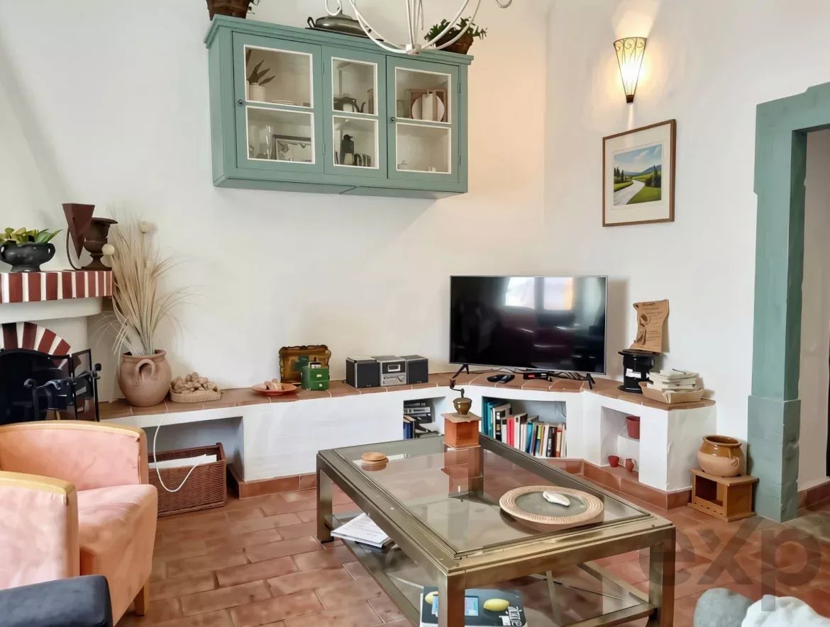 Exclusive property with five independent units and investment potential
