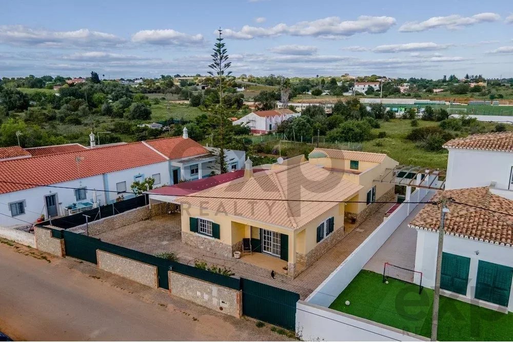 “Moradia isolada de 3 quartos com jardim, estacionamento coberto, vista para o campo, perto da N125 e comércio.”