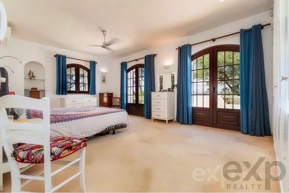 Magnificent property with pool and sea view