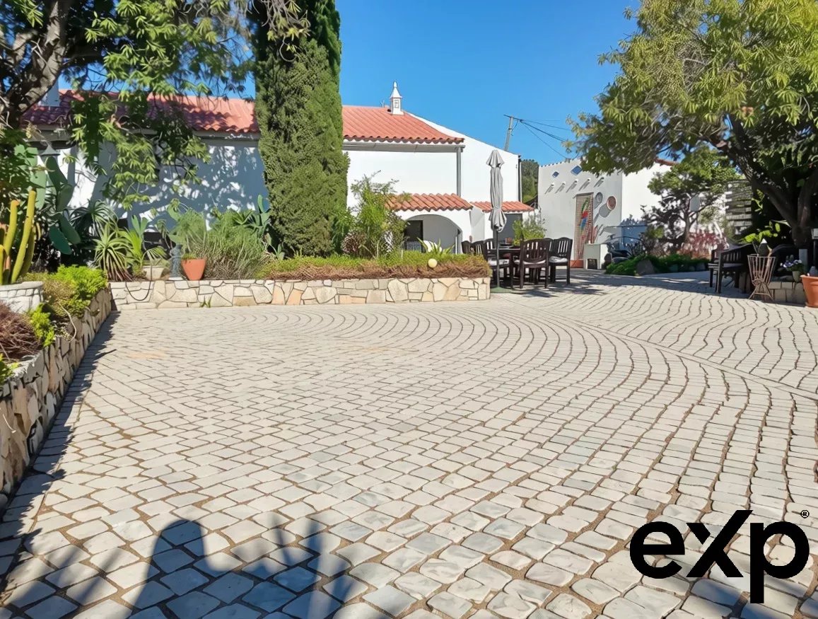 Exclusive property with five independent units and investment potential