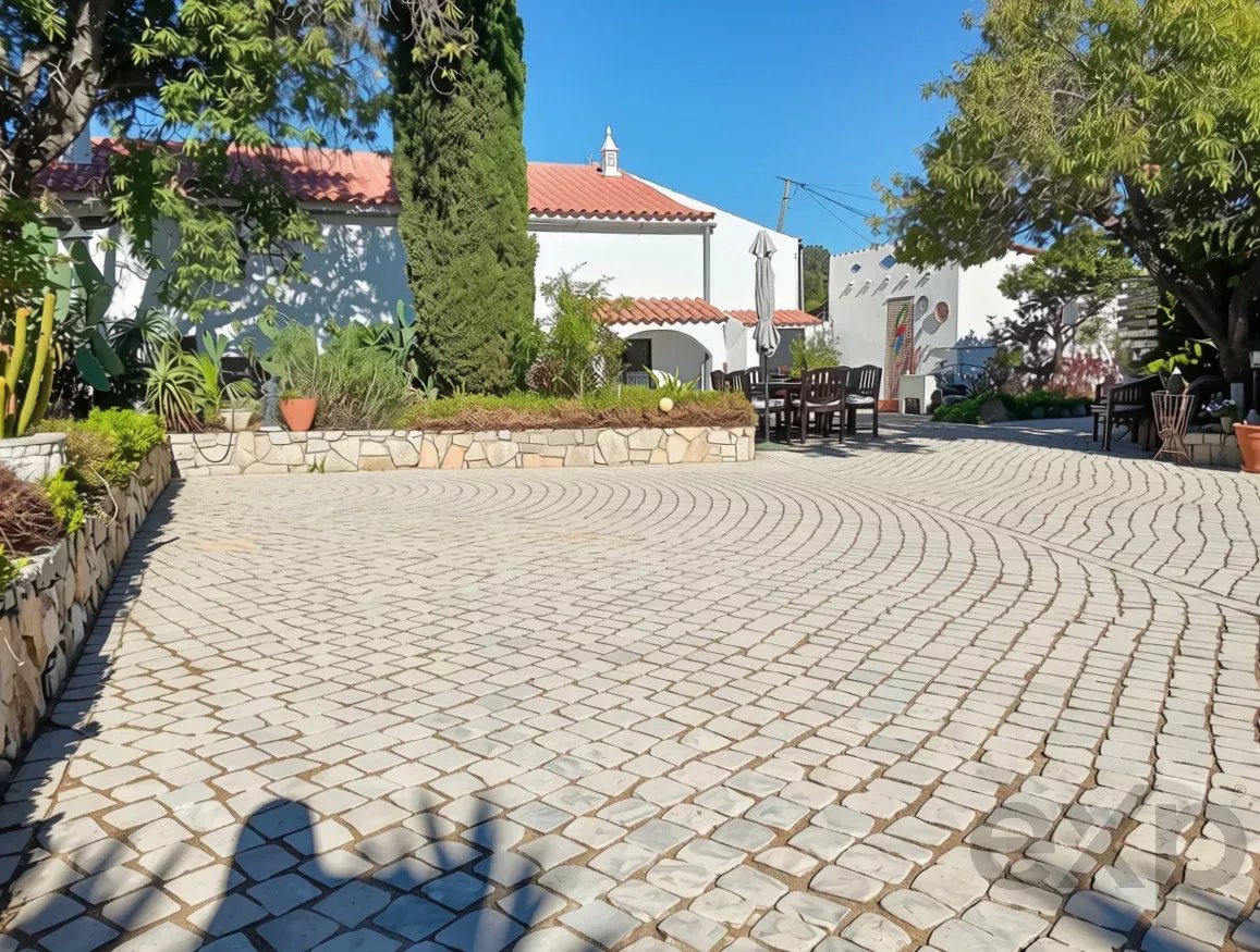 Exclusive property with five independent units and investment potential