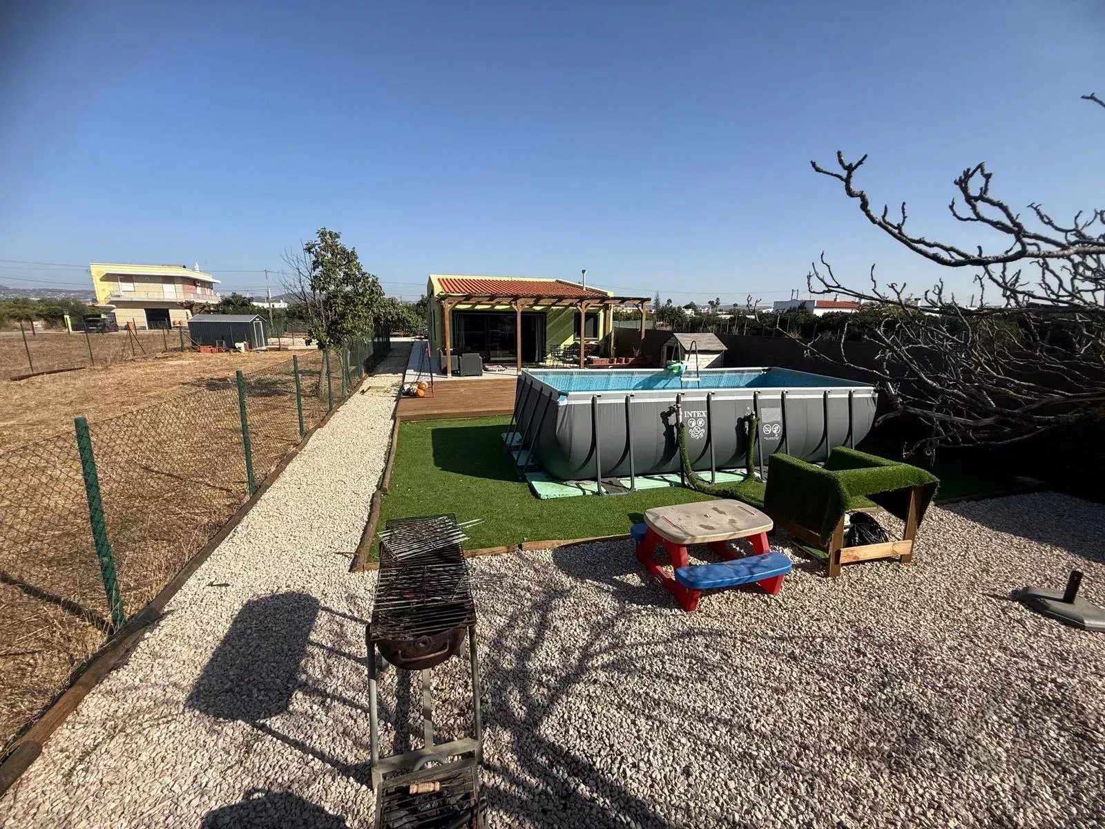 Villa individuelle en Algarve, rénovée en 2023. 4 chambres, 2 salles de bain, 108 m² sur un terrain de 1.100 m². Permis d’agrandissement jusqu’à 300 m². Jardin orienté au sud, piscine, à proximité de l’aéroport de Faro. Idéale pour Airbnb ou pour y vivre en famille.