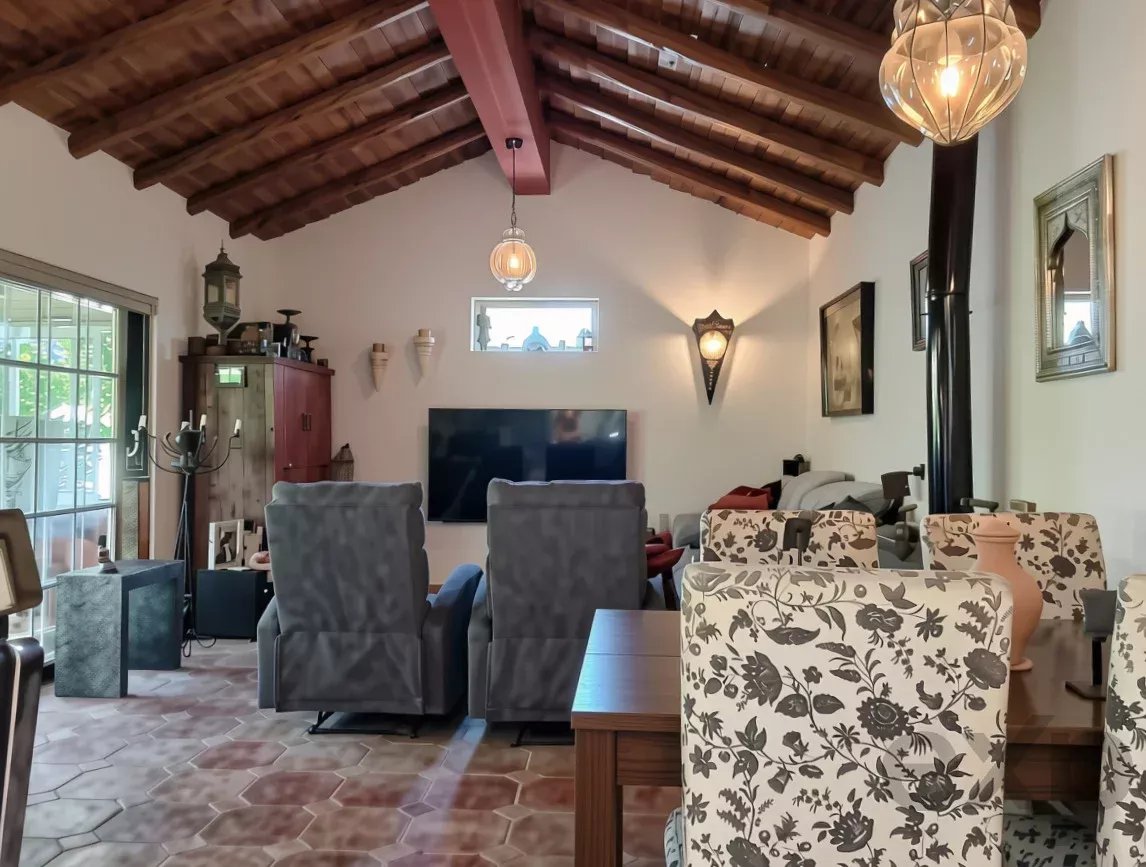 Exclusive property with five independent units and investment potential