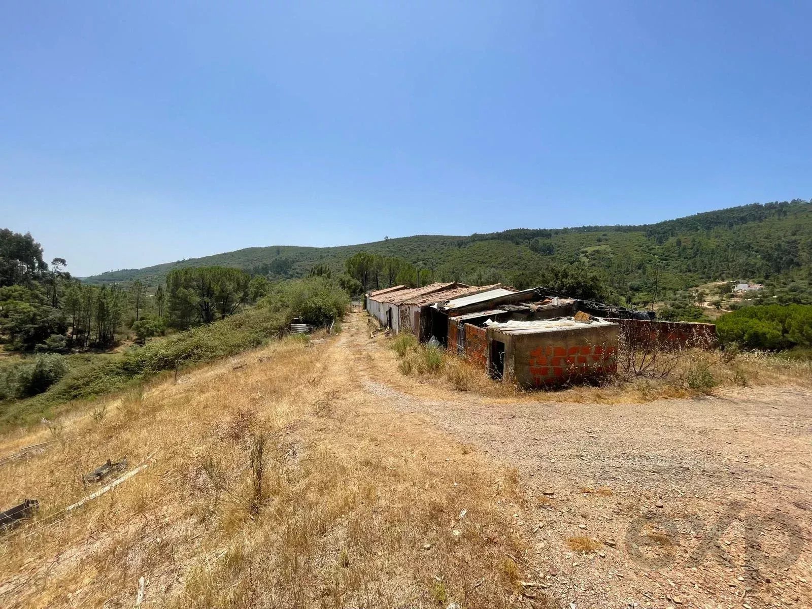 Traditional Farmhouse with Exceptional Equestrian Potential in São Marcos da Serra