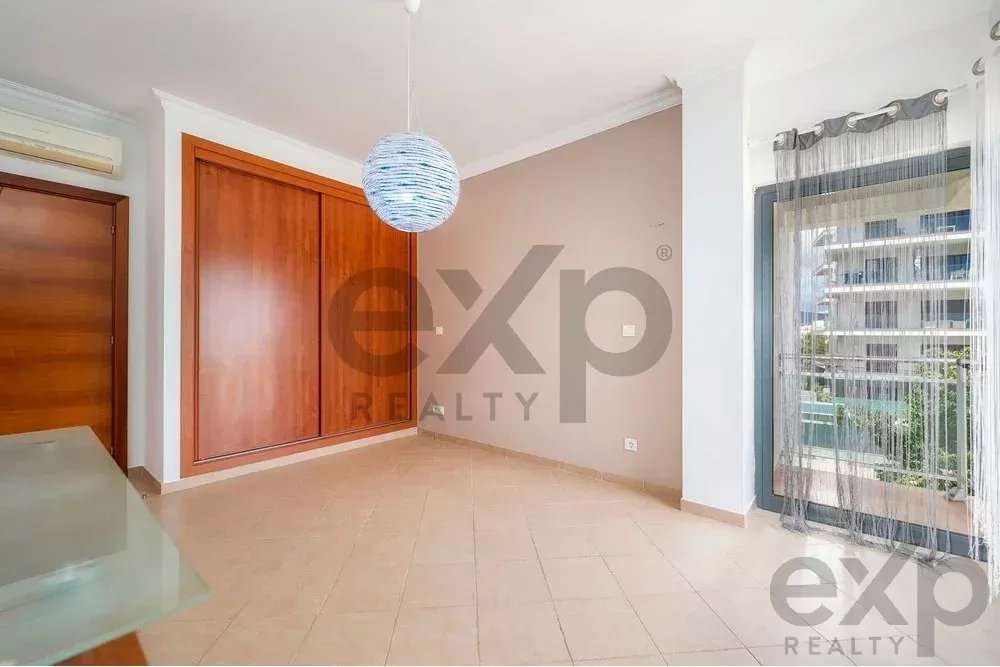 Spacious 4 bedroom apartment in Olhão, located in a luxurious condominium with two shared swimming pools and gym. Expansive interiors and terrace.