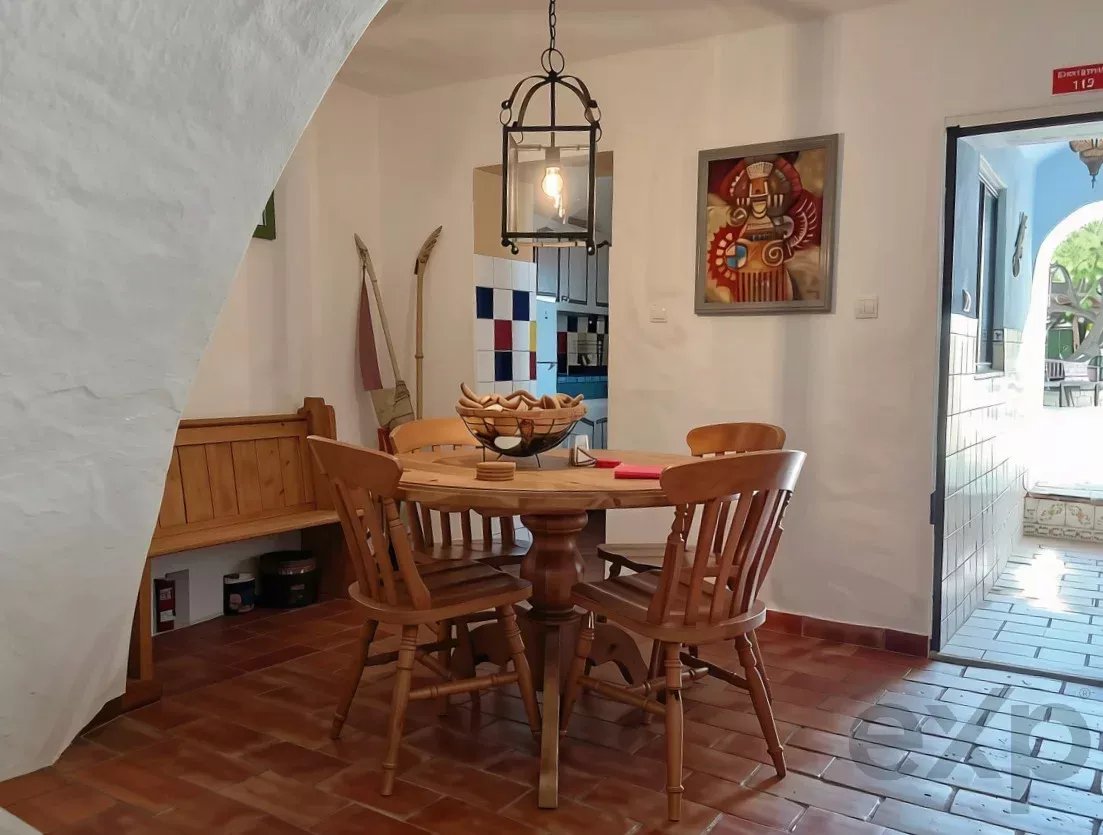 Exclusive property with five independent units and investment potential
