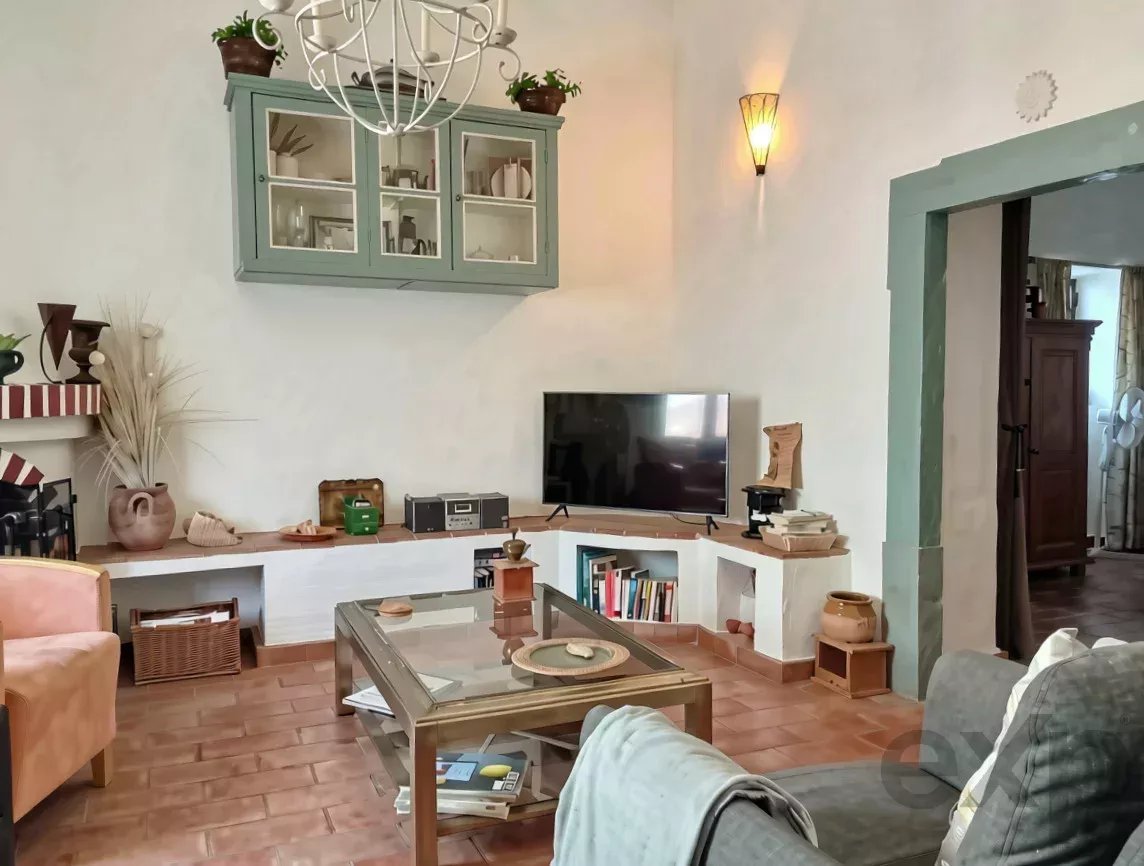 Exclusive property with five independent units and investment potential