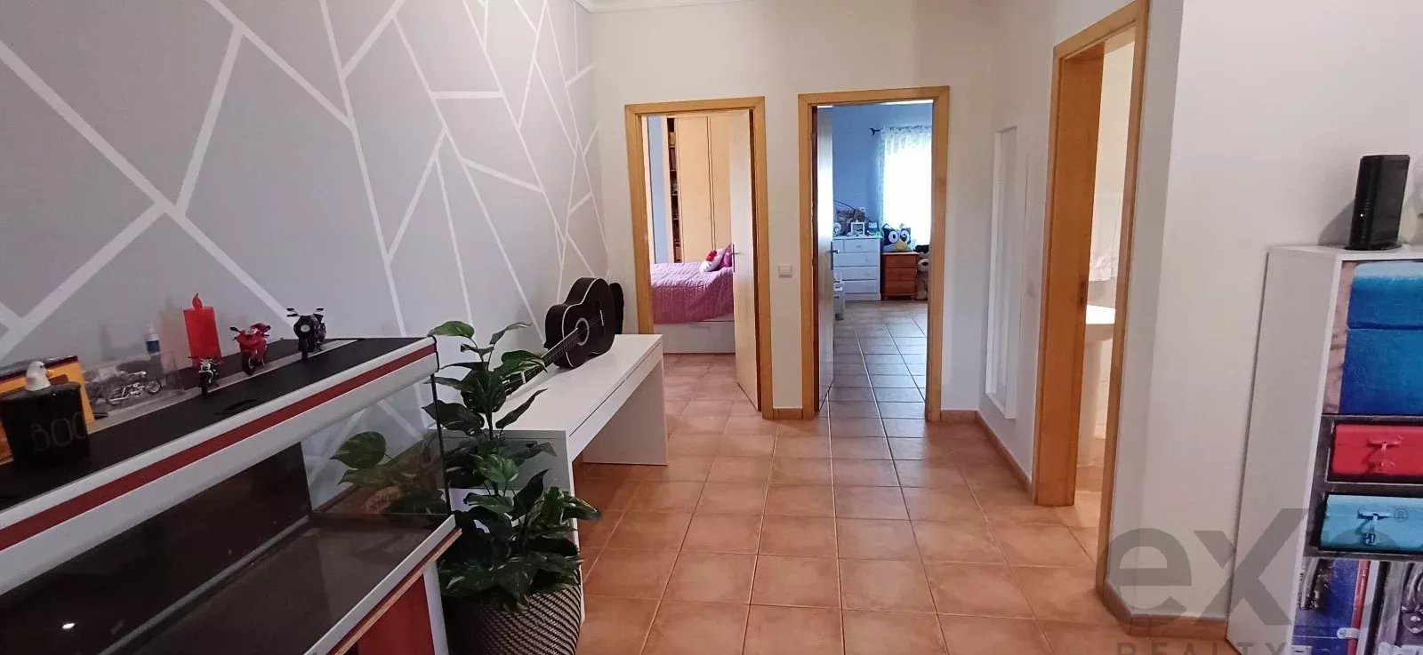 Mixed-use property with 150 m² commercial space, self-contained 2-bedroom apartment and 2,600 m² plot — 3 km from Loulé, Algarve