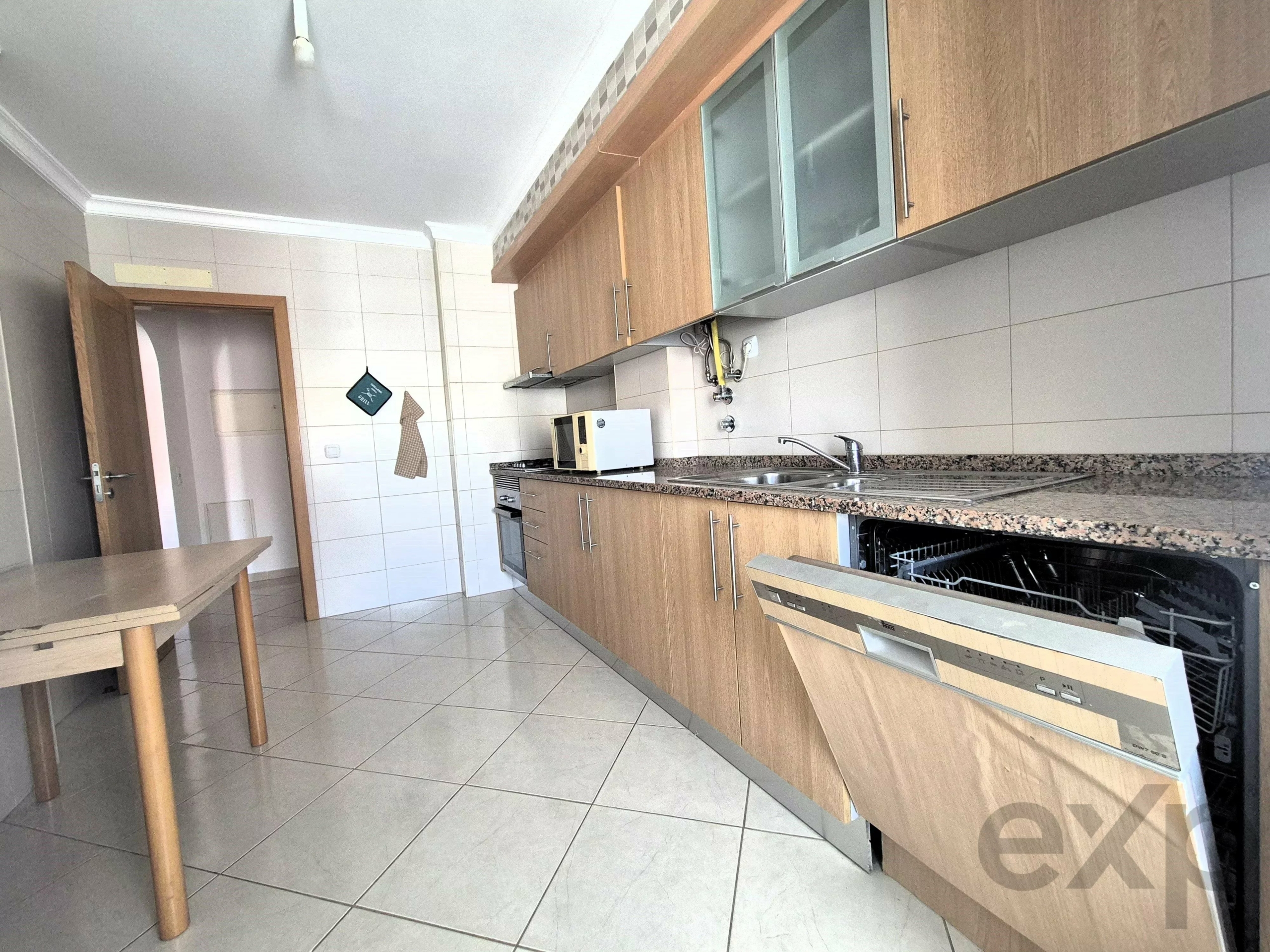 Apartamento T1 Exclusivo em Tavira: Último Piso com Terraço Privativo e Vista Mar e Cidade