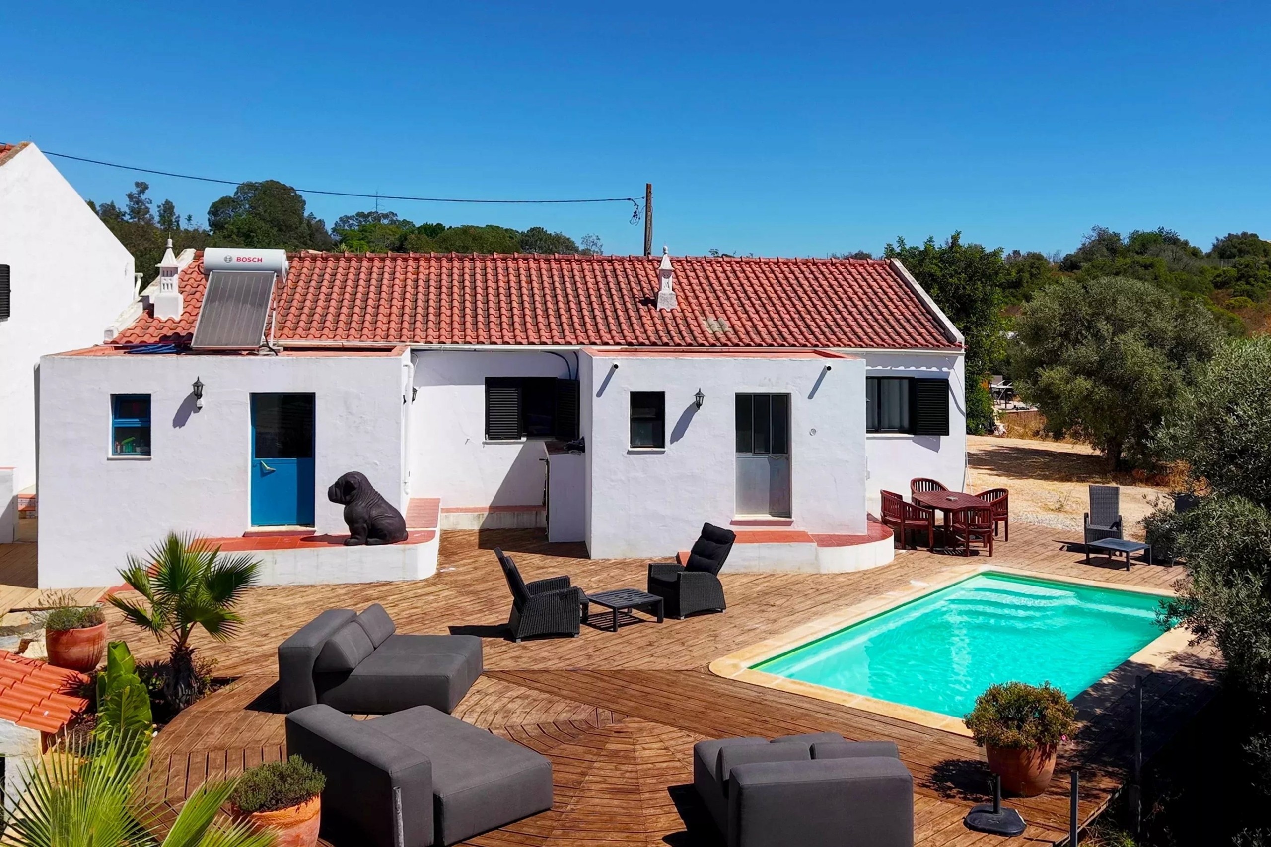 Typical Algarve house with studios, swimming pool and mountain views.