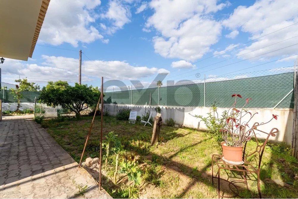 “Moradia isolada de 3 quartos com jardim, estacionamento coberto, vista para o campo, perto da N125 e comércio.”