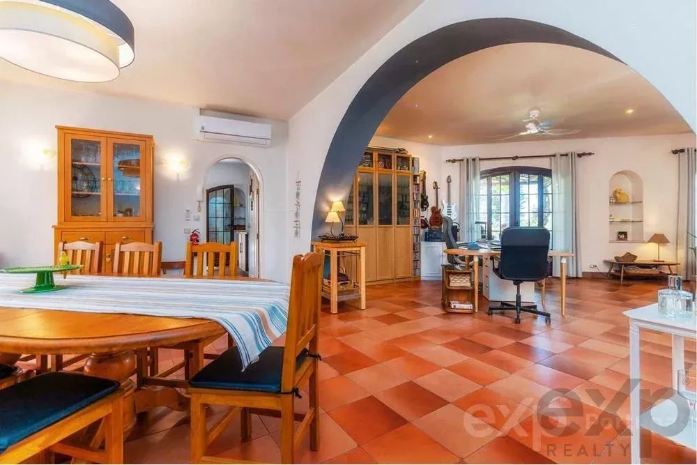 Magnificent property with pool and sea view