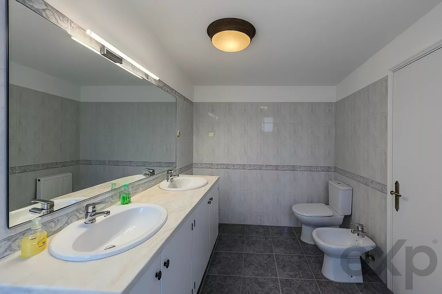 Typical Algarve house with studios, swimming pool and mountain views.