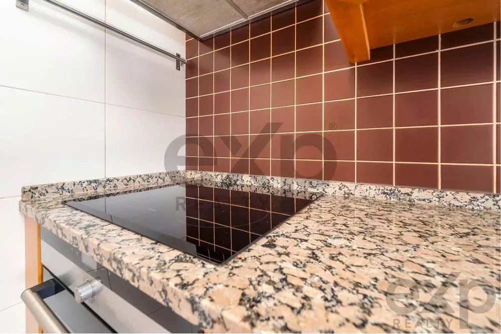 Spacious 4 bedroom apartment in Olhão, located in a luxurious condominium with two shared swimming pools and gym. Expansive interiors and terrace.