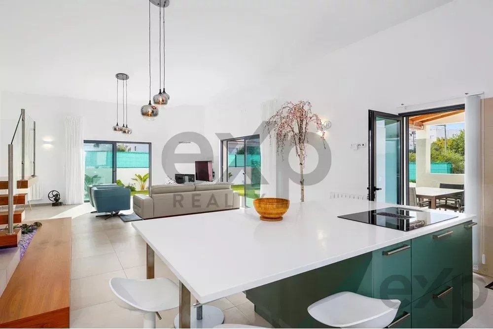 New T4 villa 5 min car to the Beach.