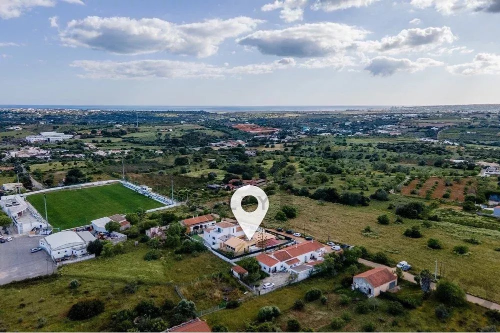 “Moradia isolada de 3 quartos com jardim, estacionamento coberto, vista para o campo, perto da N125 e comércio.”