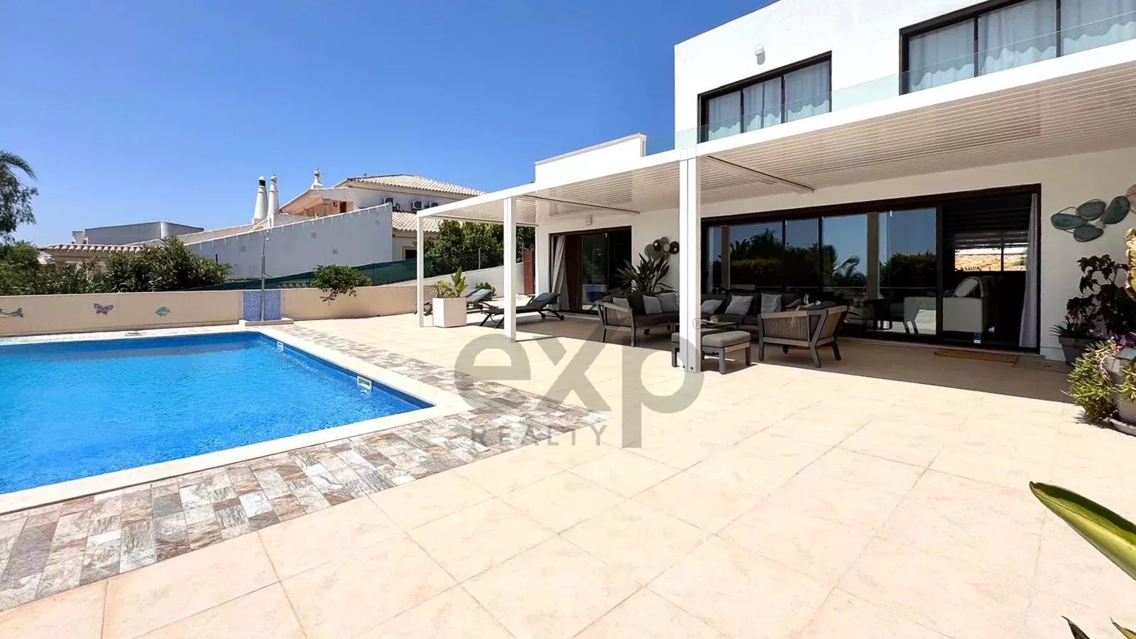 Luxury 4-bedroom villa of 437 m² with swimming pool – Mexilhoeira Grande, Portimão