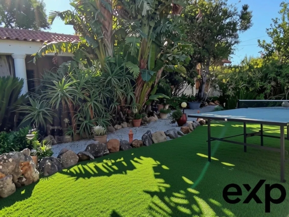 Exclusive property with five independent units and investment potential