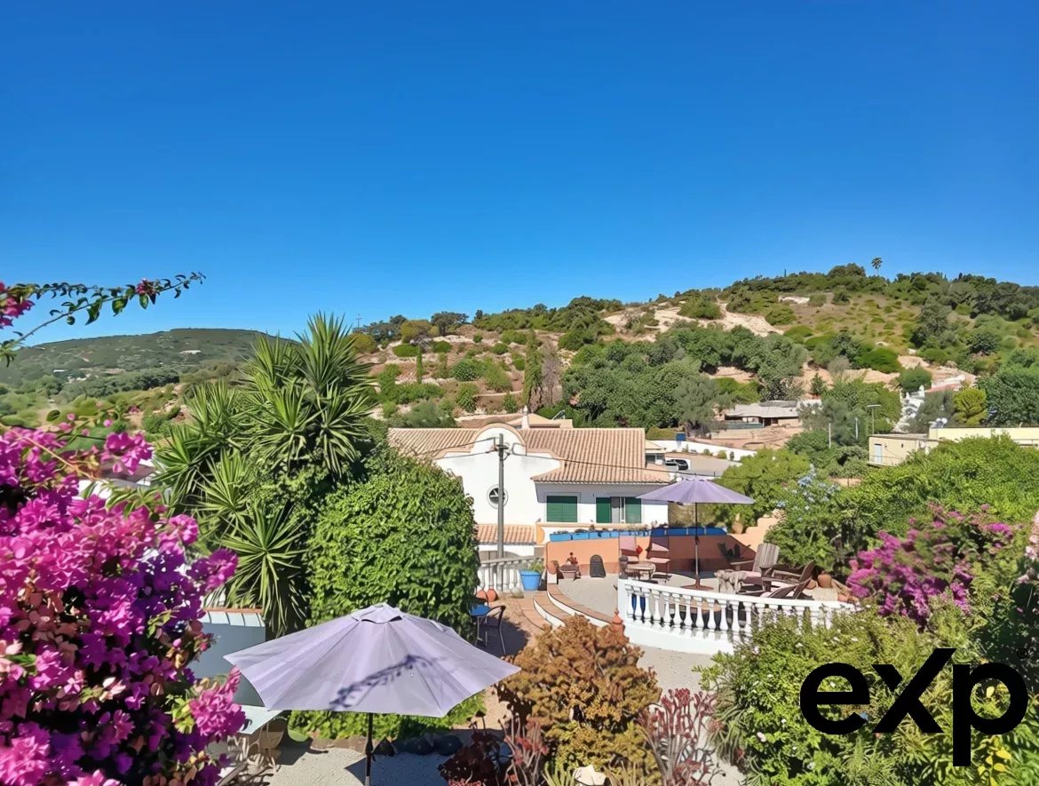 Exclusive property with five independent units and investment potential