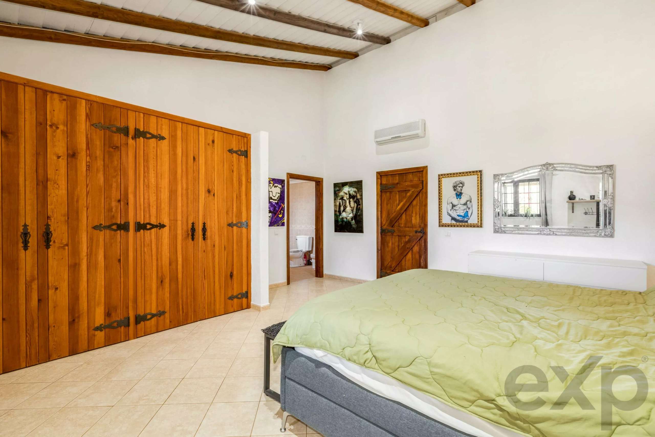 Beautiful Family Home with Equestrian Facilities Set in 2.3 hectares