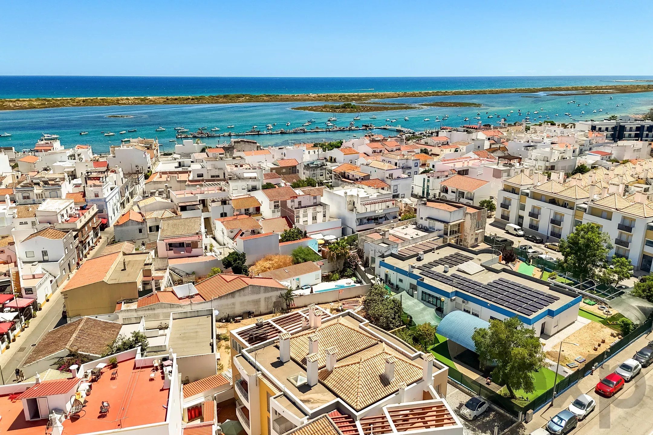 Furnished 2-bedroom apartment with terrace and parking in the centre of Cabanas de Tavira