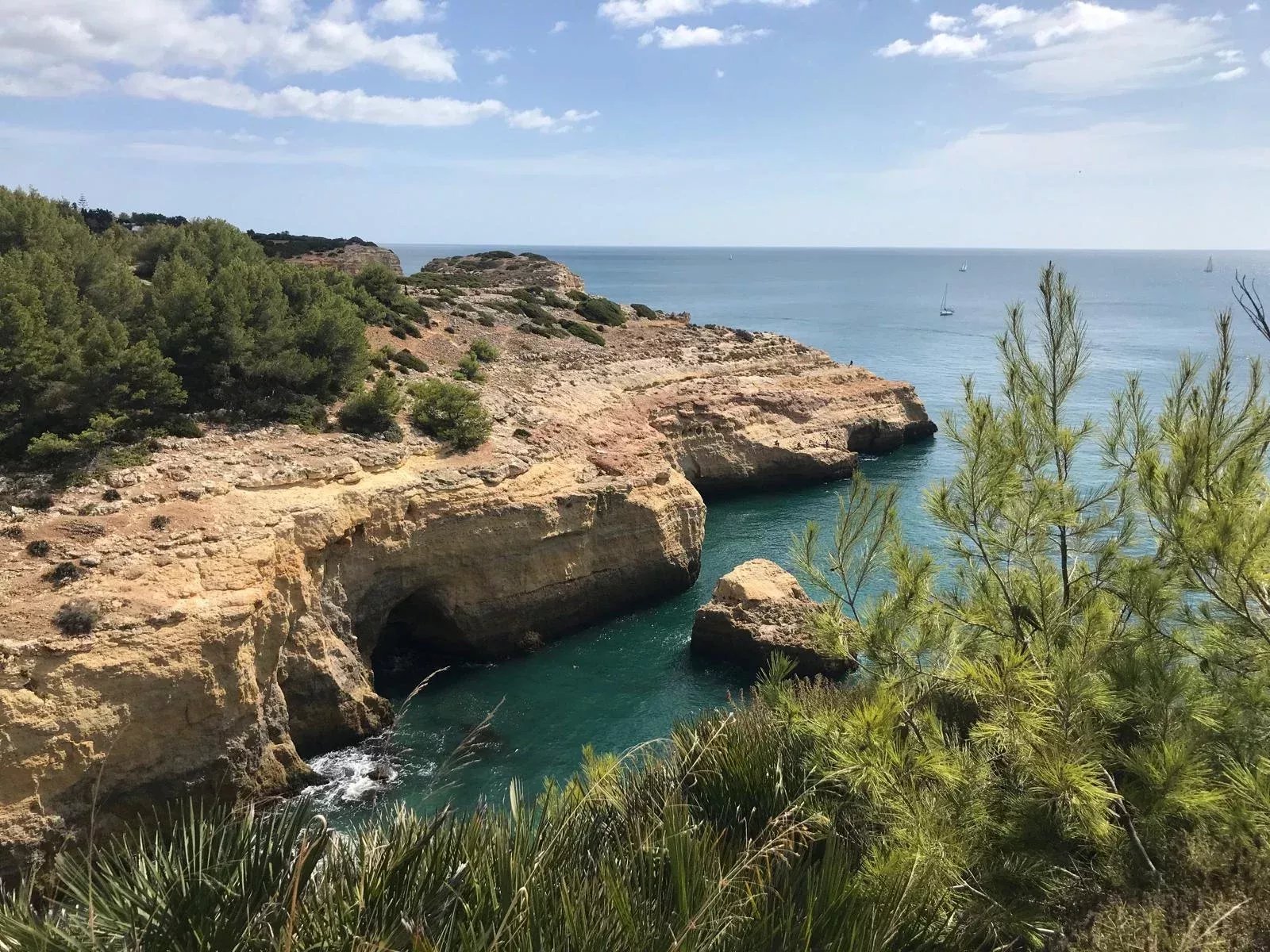 Villa individuelle en Algarve, rénovée en 2023. 4 chambres, 2 salles de bain, 108 m² sur un terrain de 1.100 m². Permis d’agrandissement jusqu’à 300 m². Jardin orienté au sud, piscine, à proximité de l’aéroport de Faro. Idéale pour Airbnb ou pour y vivre en famille.