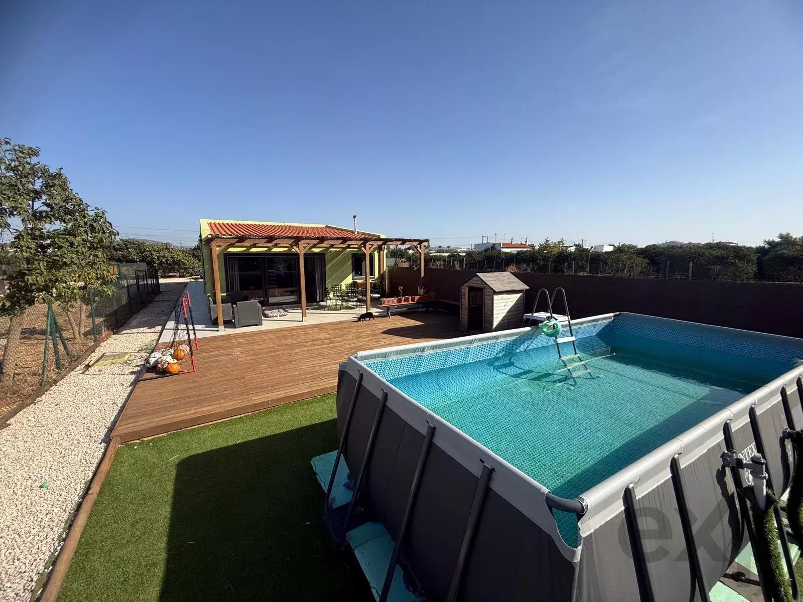 Villa individuelle en Algarve, rénovée en 2023. 4 chambres, 2 salles de bain, 108 m² sur un terrain de 1.100 m². Permis d’agrandissement jusqu’à 300 m². Jardin orienté au sud, piscine, à proximité de l’aéroport de Faro. Idéale pour Airbnb ou pour y vivre en famille.