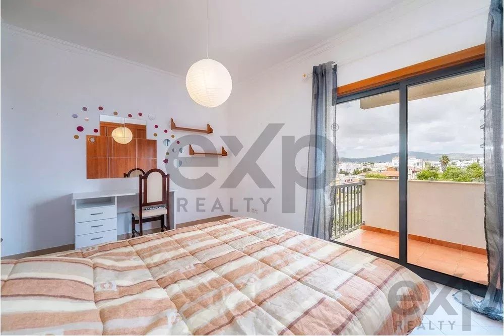 Spacious 4 bedroom apartment in Olhão, located in a luxurious condominium with two shared swimming pools and gym. Expansive interiors and terrace.