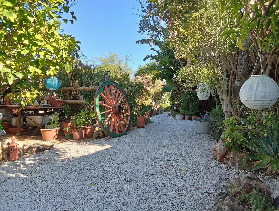 Exclusive property with five independent units and investment potential