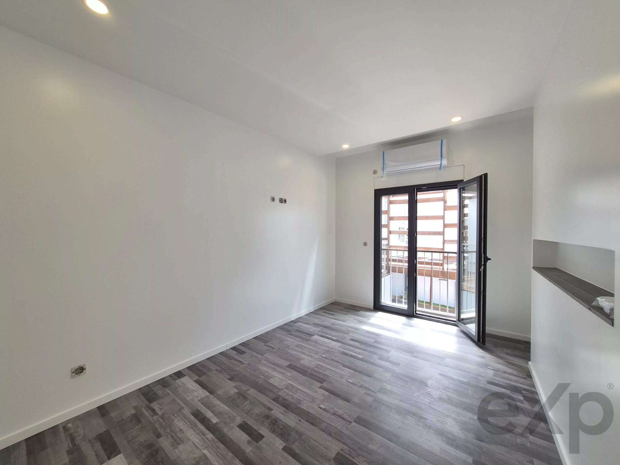New house, 2 bedrooms, large patio, Alvor center