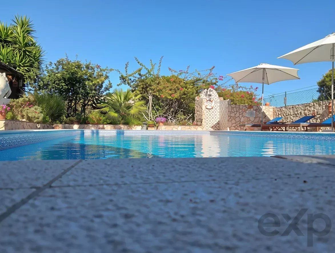 Exclusive property with five independent units and investment potential