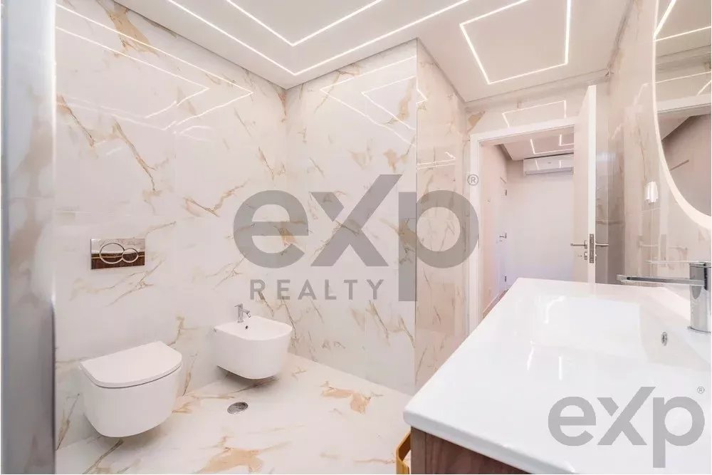 Modern 2-Bedroom Beachfront Apartment in Quarteira
