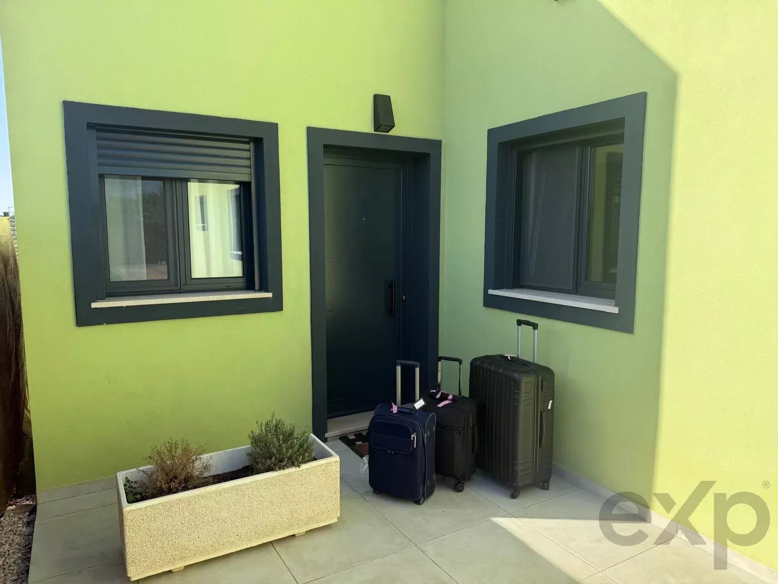 Villa individuelle en Algarve, rénovée en 2023. 4 chambres, 2 salles de bain, 108 m² sur un terrain de 1.100 m². Permis d’agrandissement jusqu’à 300 m². Jardin orienté au sud, piscine, à proximité de l’aéroport de Faro. Idéale pour Airbnb ou pour y vivre en famille.