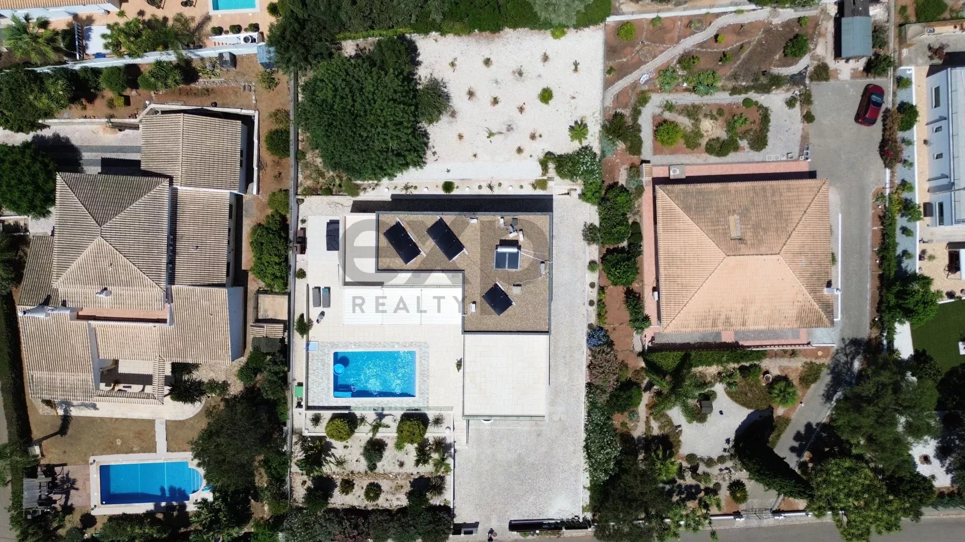 Luxury 4-bedroom villa of 437 m² with swimming pool – Mexilhoeira Grande, Portimão
