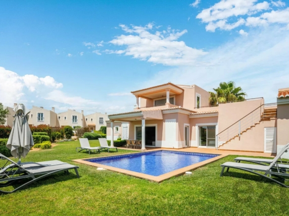 Modern T4 Villa with Private Pool in Vale da Lapa Resort