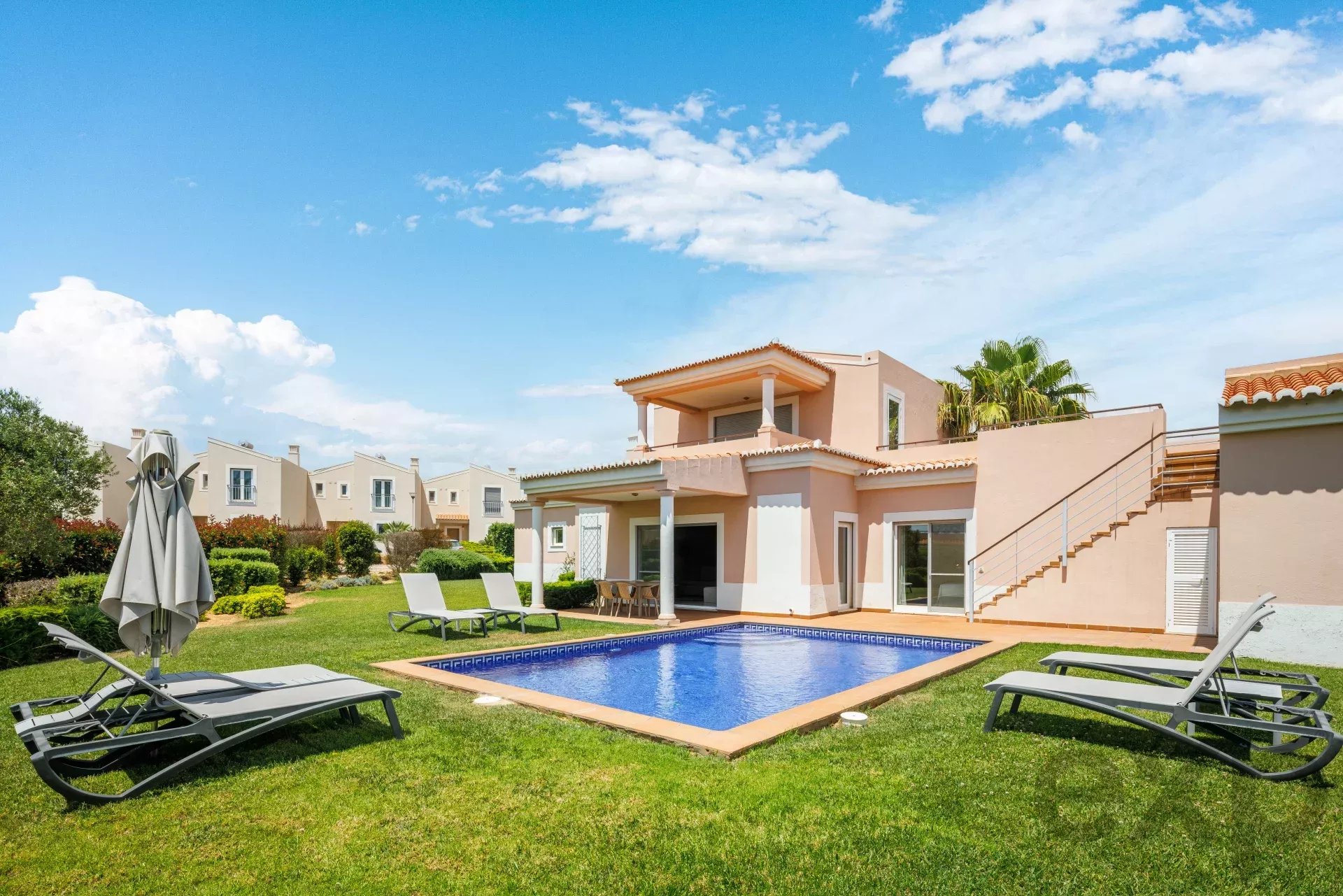 Modern T4 Villa with Private Pool in Vale da Lapa Resort
