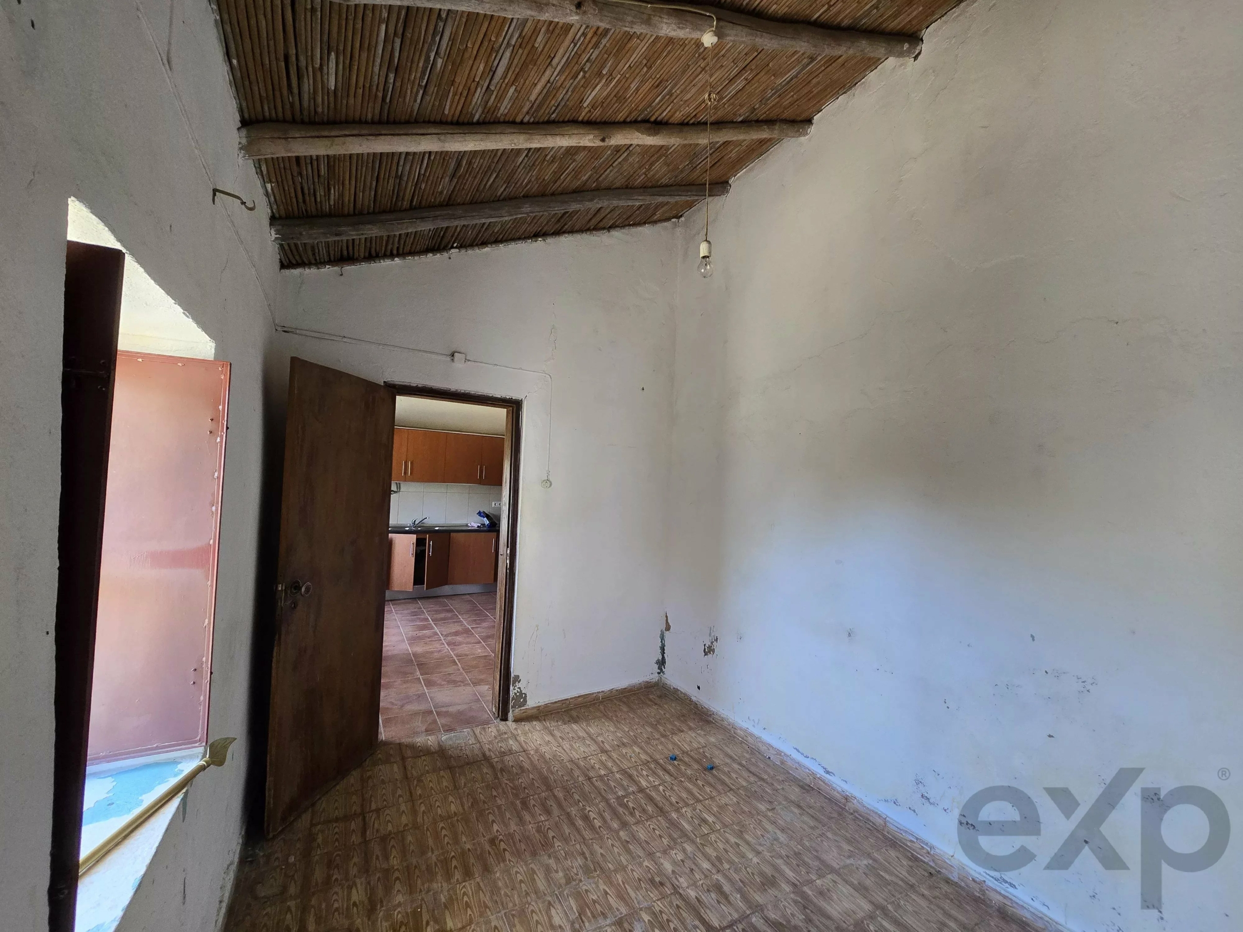 6 room Farmhouse with 1.5 hectares of land and sea view