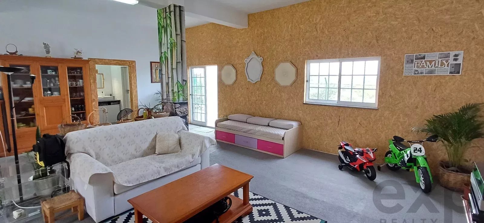 Mixed-use property with 150 m² commercial space, self-contained 2-bedroom apartment and 2,600 m² plot — 3 km from Loulé, Algarve