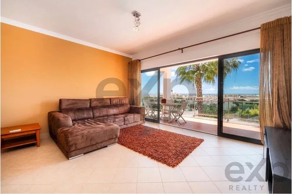 Spacious 4 bedroom apartment in Olhão, located in a luxurious condominium with two shared swimming pools and gym. Expansive interiors and terrace.