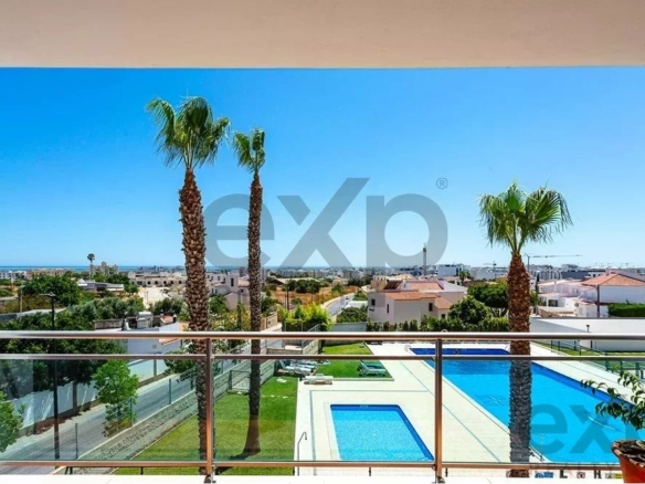 Spacious 4 bedroom apartment in Olhão, located in a luxurious condominium with two shared swimming pools and gym. Expansive interiors and terrace.