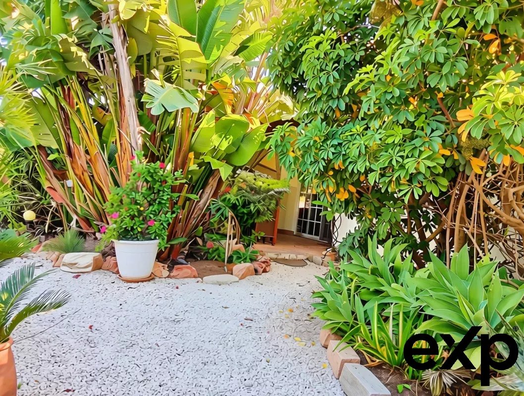 Exclusive property with five independent units and investment potential