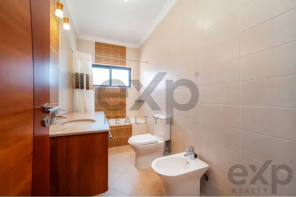 Spacious 4 bedroom apartment in Olhão, located in a luxurious condominium with two shared swimming pools and gym. Expansive interiors and terrace.